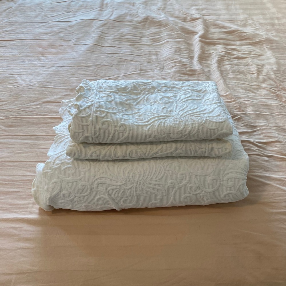 100% Cotton Full/Queen Size Ivory Matelasse Bed Cover Set with shams